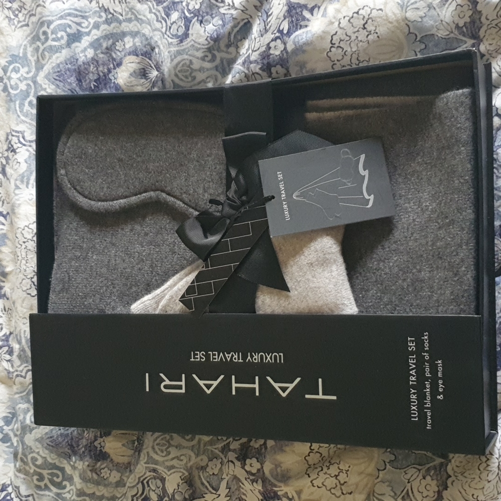 Tahari travel set, cashmere,  new with tag